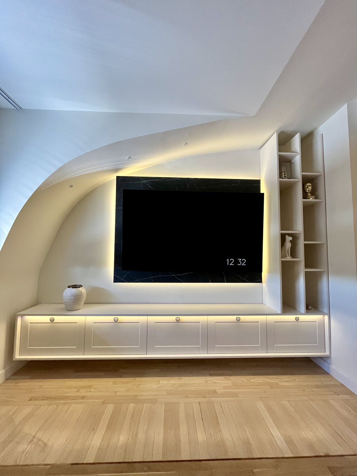 TV set sa kanelurama i LED rasvetom